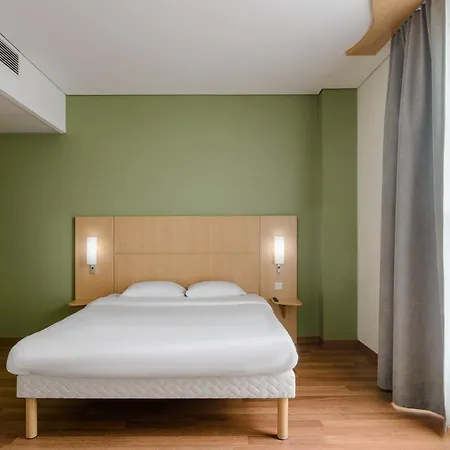 Ibis Centre Hotel 3*