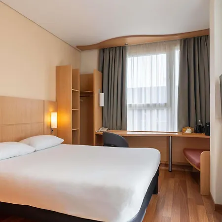 Hotel Ibis Centre 3*